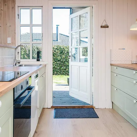Beach Cottage With Annex Feriehus